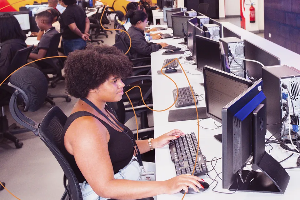 Community manager, écrans réseaux sociaux
