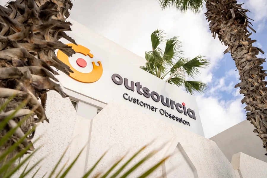 Collaboratrice Outsourcia à son poste de travail