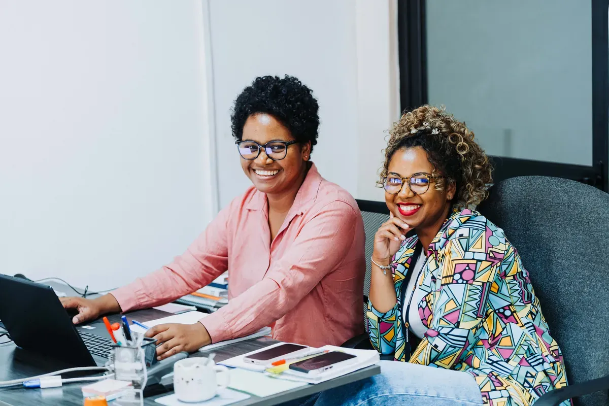Deux collaboratrices Outsourcia souriantes